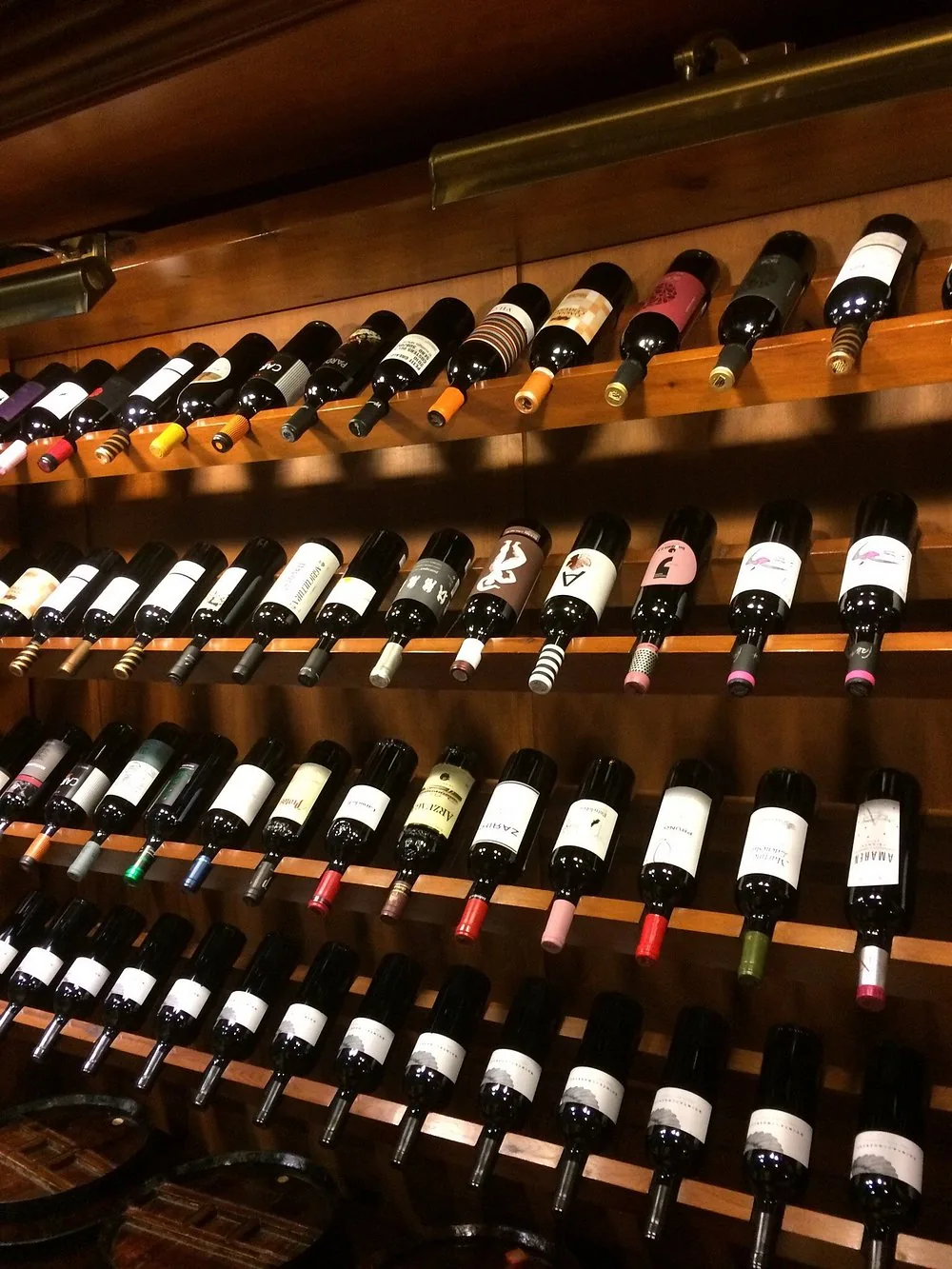 Estanterías repletas de botellas de vino