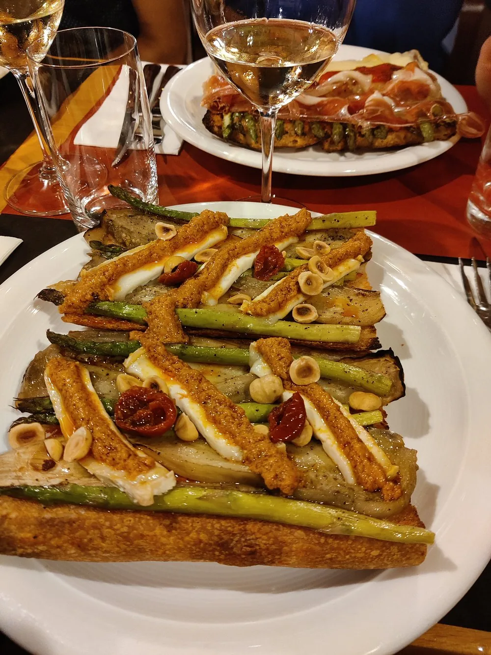 Coca con espárragos, romesco y avellanas