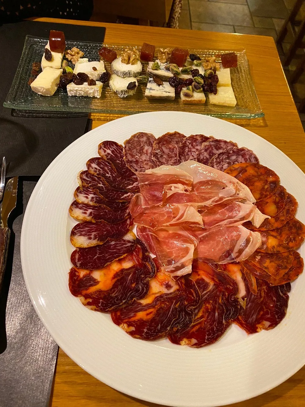 Plato de embutidos ibéricos y tabla de quesos
