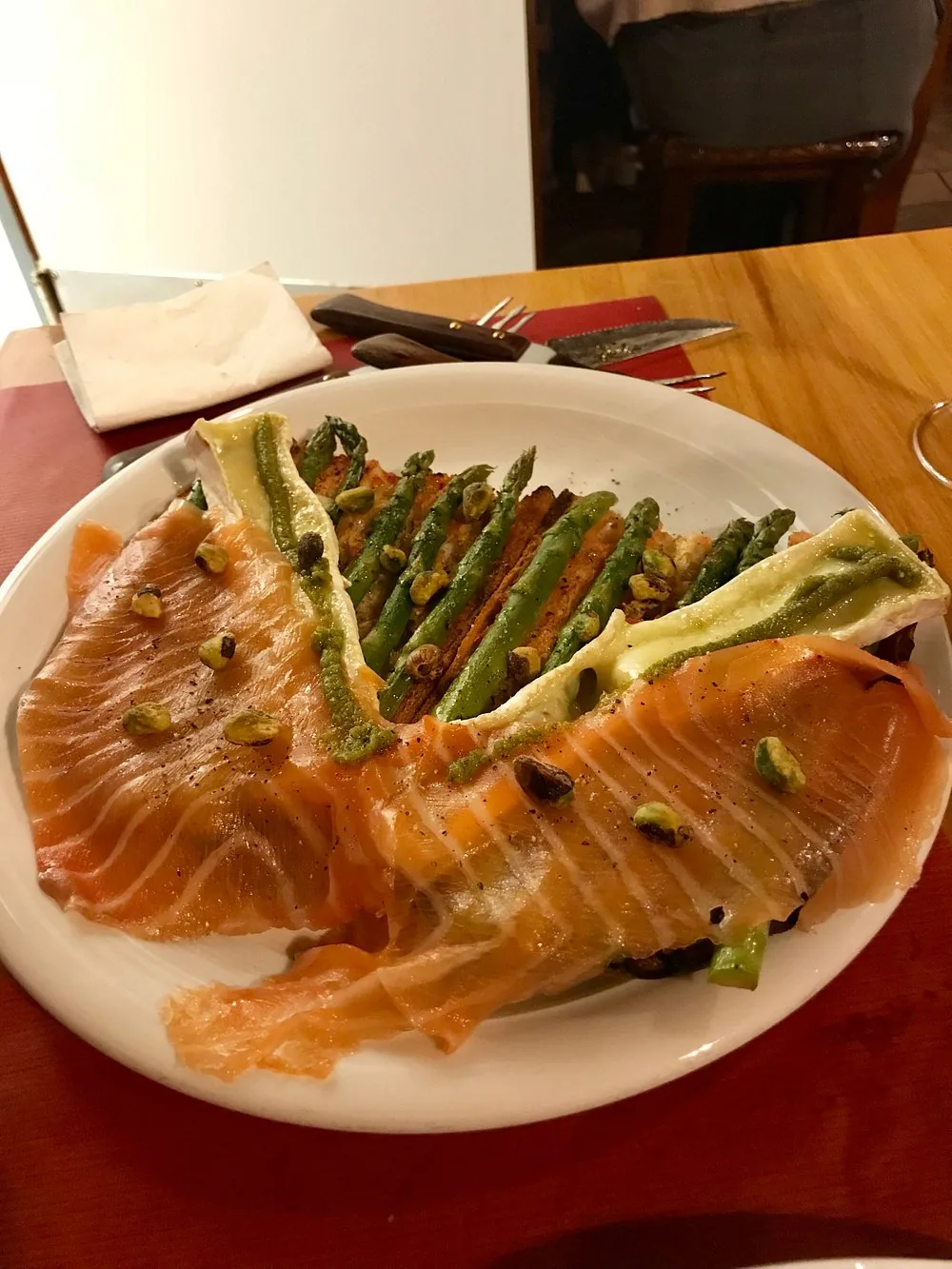 Salmón ahumado con espárragos y pistacho
