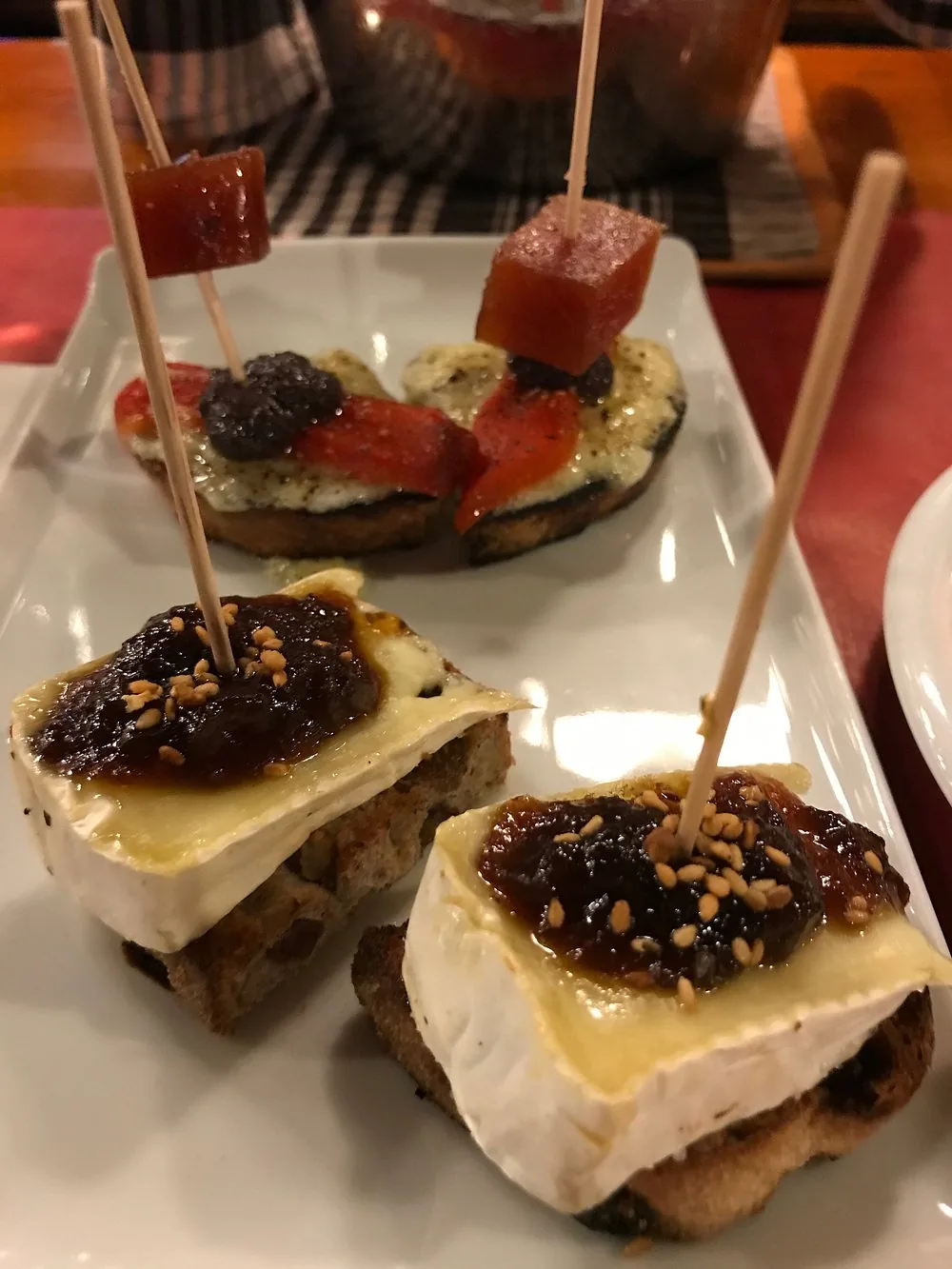 Pintxos de brie con mermelada de higo y pimiento asado